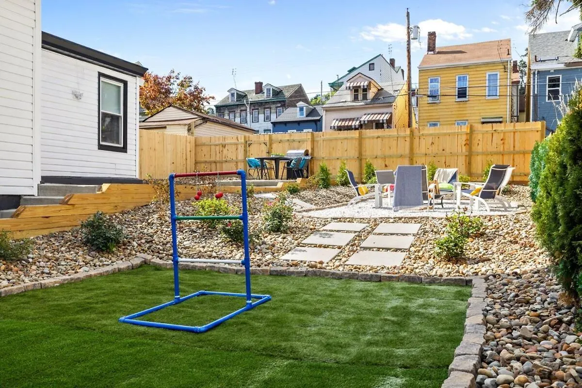 펜션 Chic Home With Large Private Yard! Hot Tub, Close To Downtown 피츠버그 미국