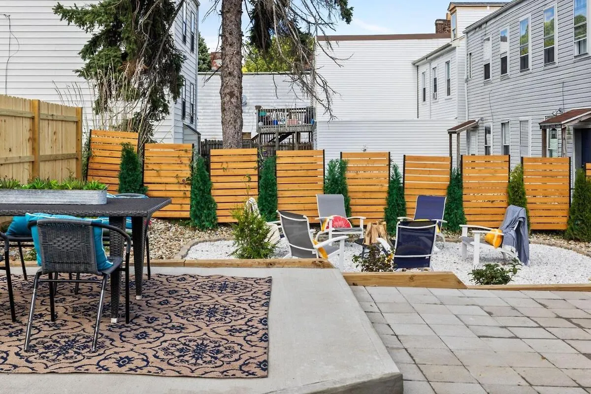 펜션 Chic Home With Large Private Yard! Hot Tub, Close To Downtown 피츠버그 미국